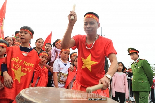 nguoi ham mo mang banh chung ra san bay don doi tuyen viet nam