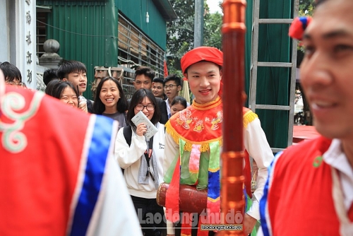 con di danh bong dieu mua doc dao trong le hoi lang trieu khuc