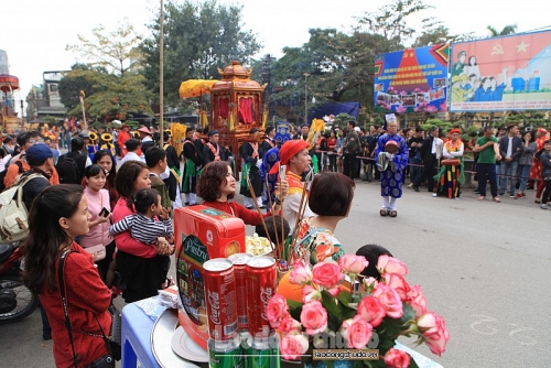 con di danh bong dieu mua doc dao trong le hoi lang trieu khuc