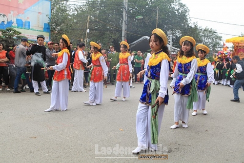 con di danh bong dieu mua doc dao trong le hoi lang trieu khuc