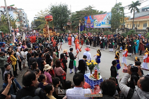 con di danh bong dieu mua doc dao trong le hoi lang trieu khuc