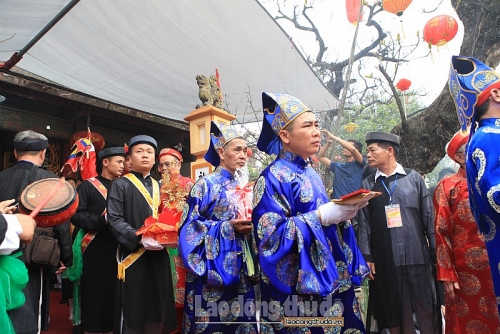 con di danh bong dieu mua doc dao trong le hoi lang trieu khuc