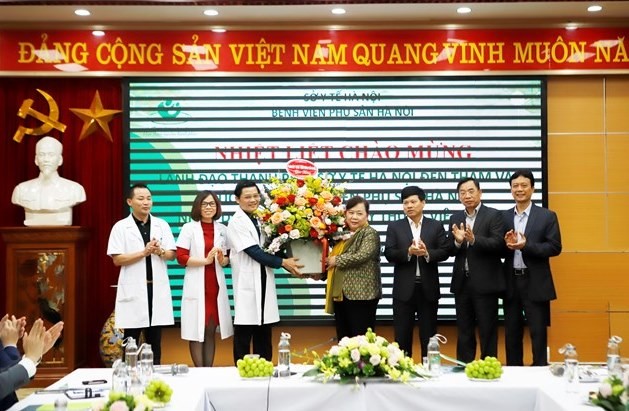 Lãnh đạo Thành phố chúc mừng Bệnh viện Phụ sản Hà Nội nhân ngày 27/2