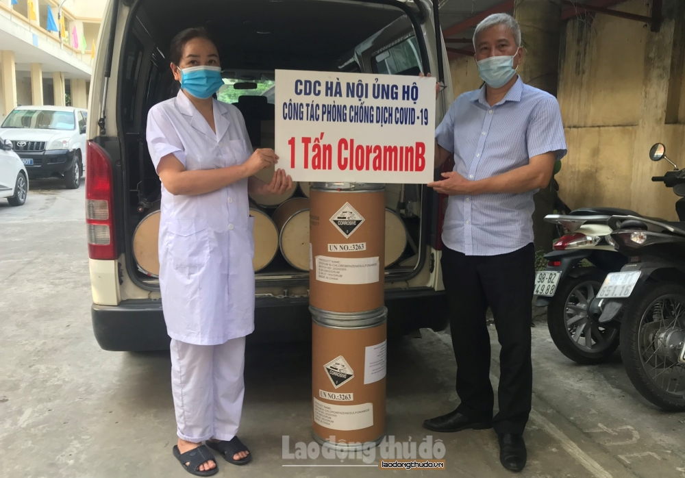 CDC Hà Nội trao tặng CDC tỉnh Bắc Giang 1 tấn Cloramin B phòng, chống dịch