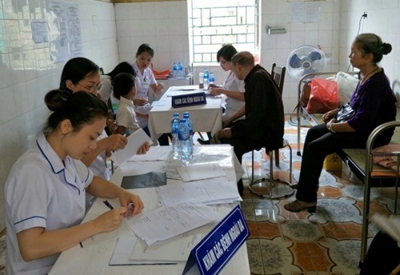 kham va cap thuoc mien phi cho nguoi dan vung ngap ung xa tan tien