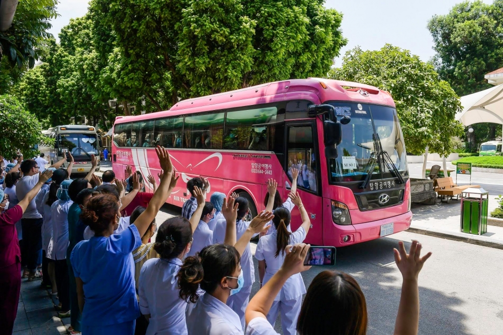 Gần 200 cán bộ y tế Bệnh viện Bạch Mai lên đường chi viện cho thành phố Hồ Chí Minh