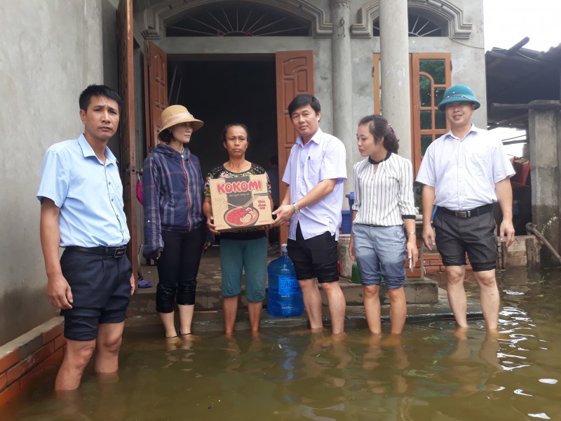 ldld huyen chuong my chung tay giup dong bao bi lu lut huyen nha vuot qua kho khan