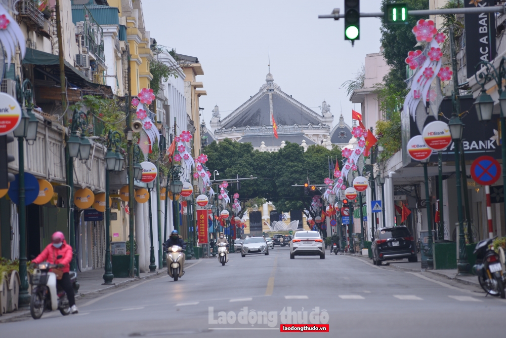 Người Hà Nội thong thả tận hưởng không khí bình yên trong ngày mùng 1 Tết