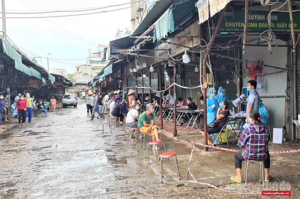 Khẩn trương lấy mẫu xét nghiệm toàn bộ tiểu thương chợ Phùng Khoang