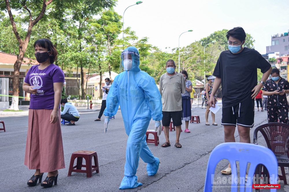 Cận cảnh công việc của tình nguyện viên lấy mẫu xét nghiệm