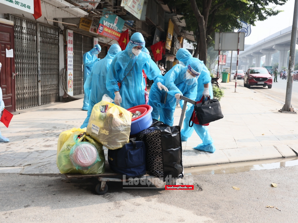 Người dân phấn khởi trở về nhà sau khi gỡ phong tỏa ngõ 328 và 330 phường Thanh Xuân Trung