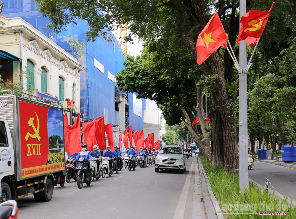 Phố phường Hà Nội rực rỡ cờ hoa chào mừng Đại hội Đảng bộ thành phố lần thứ XVII