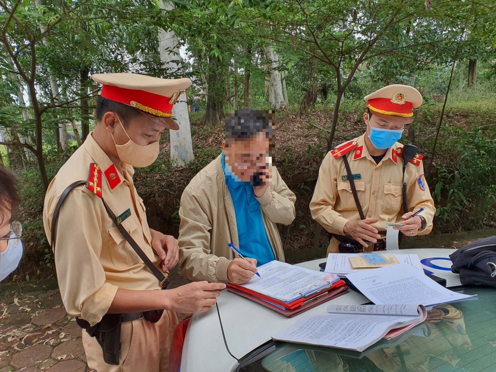 Ngày Tết, tưởng Công an nghỉ, du xuân "quên" mũ bảo hiểm, nhiều người bị xử phạt