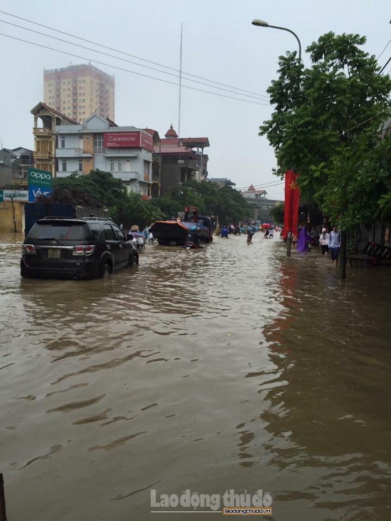 nhieu con duong ha noi ngap trong nuoc