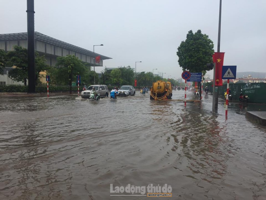 nhieu con duong ha noi ngap trong nuoc