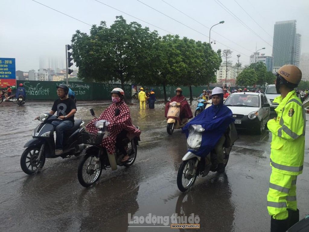 nhieu con duong ha noi ngap trong nuoc