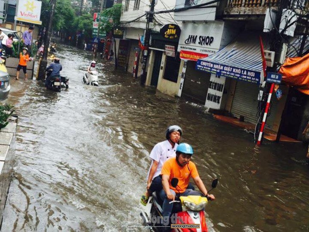 nhieu con duong ha noi ngap trong nuoc