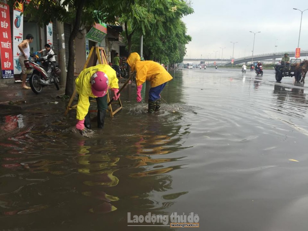 nhieu con duong ha noi ngap trong nuoc