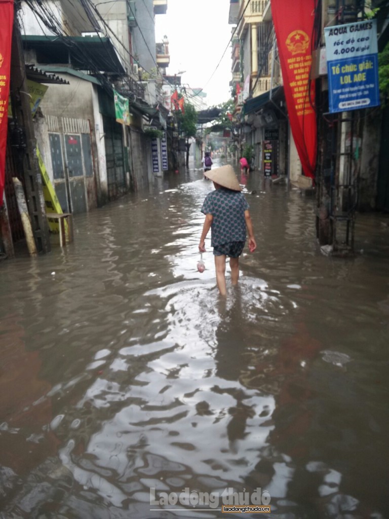 nhieu con duong ha noi ngap trong nuoc