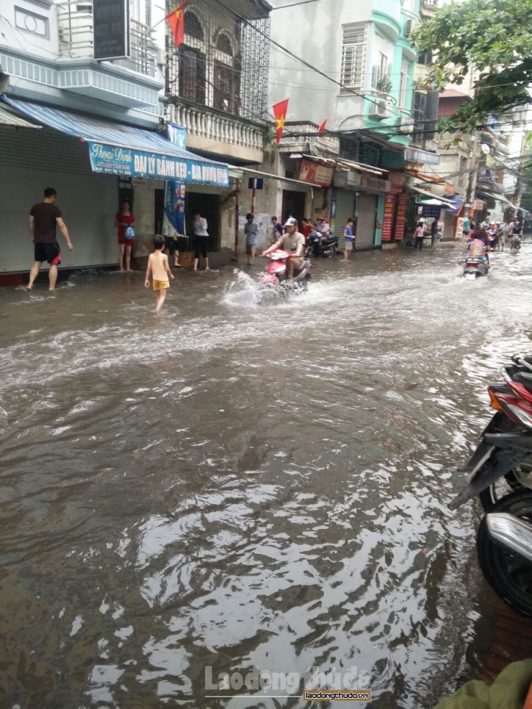 nhieu con duong ha noi ngap trong nuoc