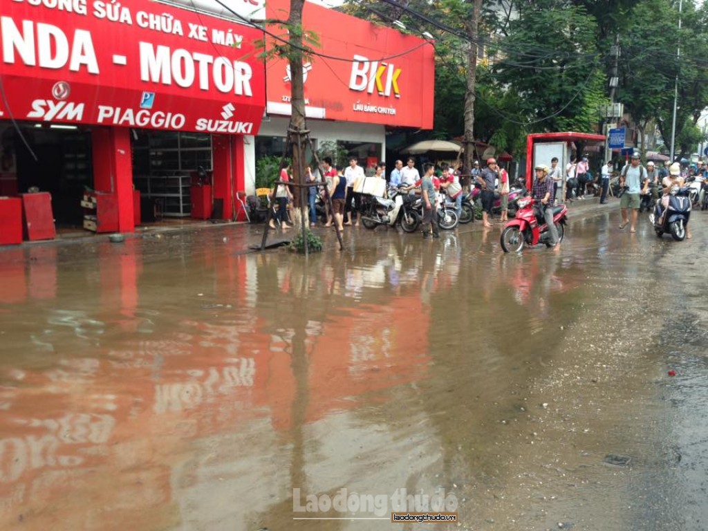 nhieu con duong ha noi ngap trong nuoc