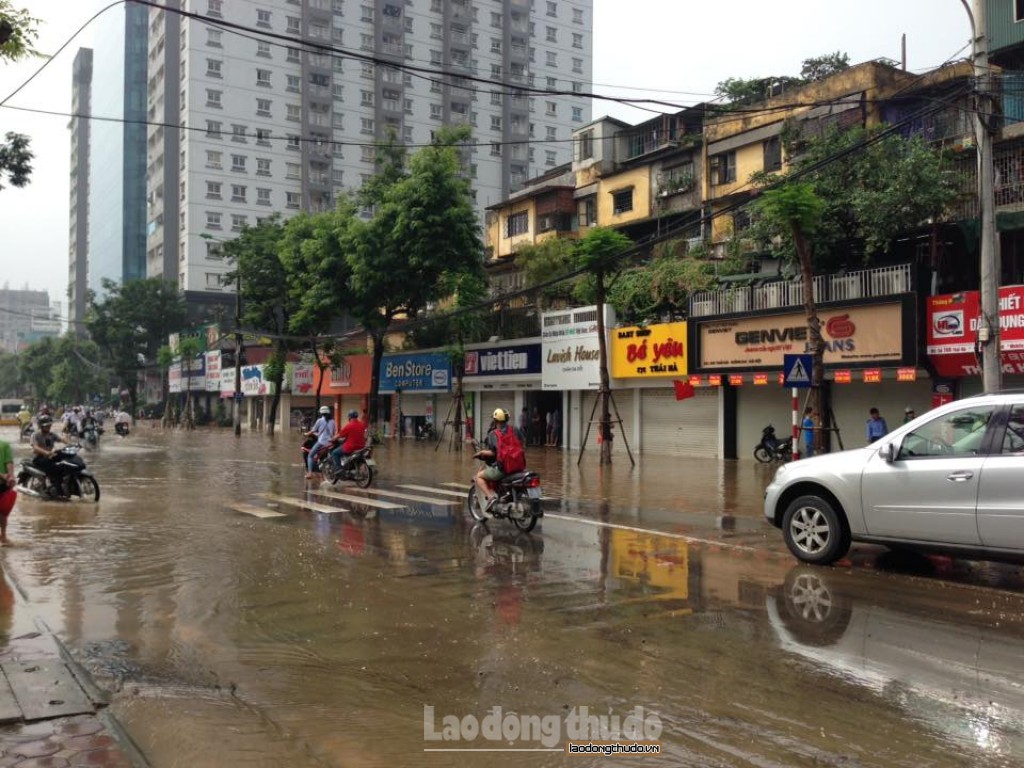 nhieu con duong ha noi ngap trong nuoc