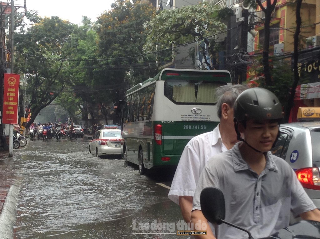 nhieu con duong ha noi ngap trong nuoc