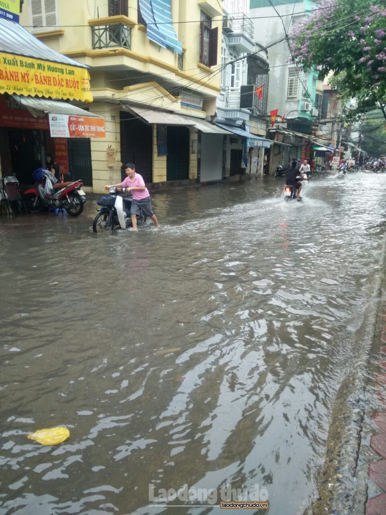 nhieu con duong ha noi ngap trong nuoc