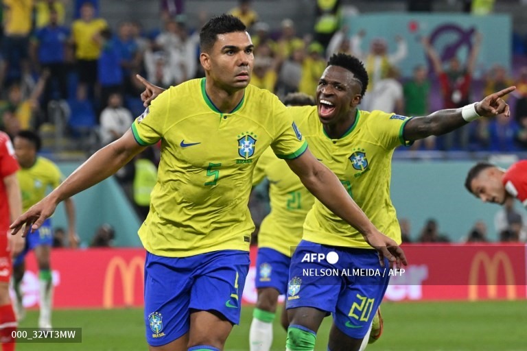 Casemiro (số 5) là mắt xích quan trọng giúp Brazil vượt qua vòng bảng. Tiền vệ của Manchester United nhận về rất nhiều lời khen bởi những màn thể hiện xuất sắc.  Ảnh: AFP