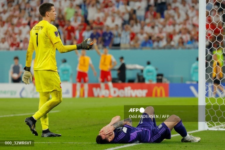 Thủ thành Wojciech Szczesny góp công lớn giúp đội tuyển Ba Lan góp mặt ở vòng 16 đội. Cầu thủ thuộc biên chế Juventus cản phá thành công 2 tình huống penalty, một trong số đó là cú sút trên chấm 11m của Lionel Messi. Sau 3 trận vòng bảng, Szczesny có 19 tình huống cứu thua và giữ sạch lưới 2 trận.  Ảnh: AFP