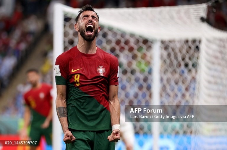 Một cầu thủ khác của Man United góp mặt trong đội hình là Bruno Fernandes. Đóng góp của anh không chỉ dừng lại ở 2 bàn thắng mà còn là “bộ não”  trong từng tình huống triển khai bóng của tuyển Bồ Đào Nha.  Ảnh: AFP