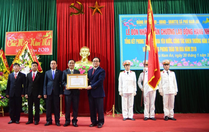 bi thu thanh uy ha noi hoang trung hai tang qua tet tai huyen chuong my