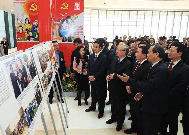 Trưng bày ảnh "Vững bước dưới cờ Đảng quang vinh"