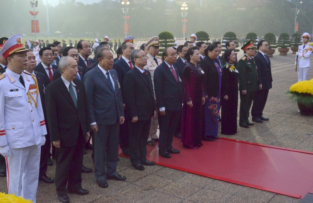 Trong giờ phút thiêng liêng, các đại biểu bày tỏ lòng biết ơn vô hạn đối với lãnh tụ kính yêu của dân tộc Việt Nam, người thầy vĩ đại của cách mạng Việt Nam, Anh hùng giải phóng dân tộc, Người đã hiến dâng cuộc đời mình vì độc lập của Tổ quốc và tự do, hạnh phúc của nhân dân