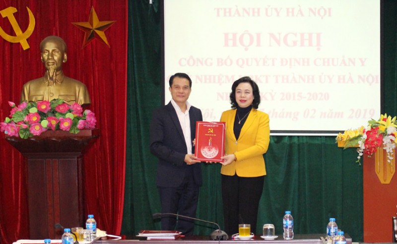 trao quyet dinh chuan y chu nhiem uy ban kiem tra thanh uy ha noi