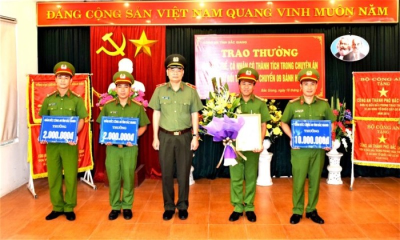 cong an bac giang trao thuong vu bat 9 banh heroin