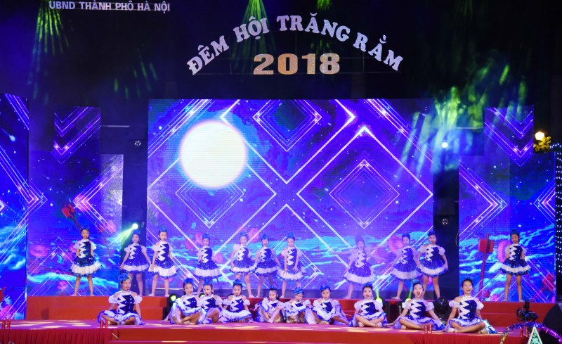 thieu nhi thu do chung vui trong dem hoi trang ram nam 2018