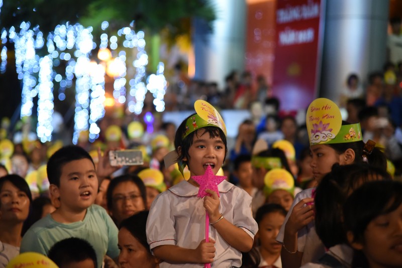 thieu nhi thu do chung vui trong dem hoi trang ram nam 2018