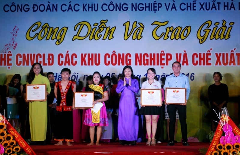 trao giai lien hoan van nghe trong cnvcld nam 2016