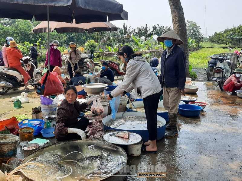 anh duong pho ha noi ngay cuoi thuc hien cach ly xa hoi