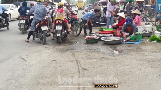 Kỳ 1: Tràn lan vi phạm chợ cóc họp lấn chiếm đường trên Quốc lộ 6