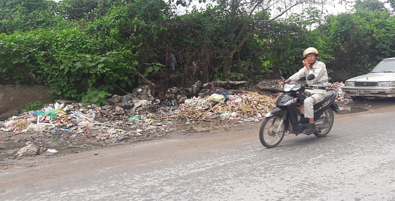 Phố Cương Kiên nhếch nhác vì rác thải đổ bừa bãi