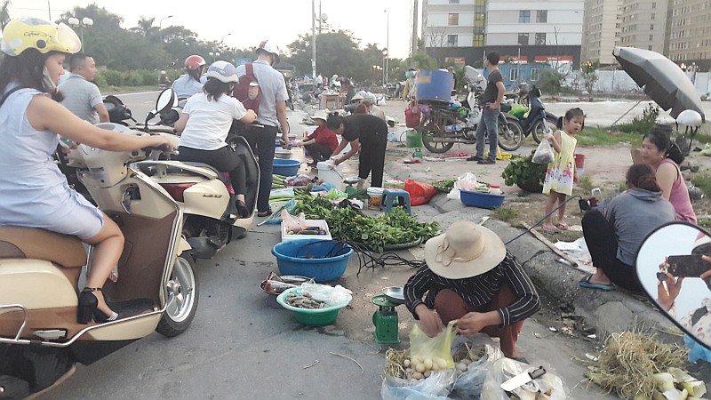 Họp chợ dưới lòng đường, tiềm ẩn nguy cơ mất an toàn giao thông