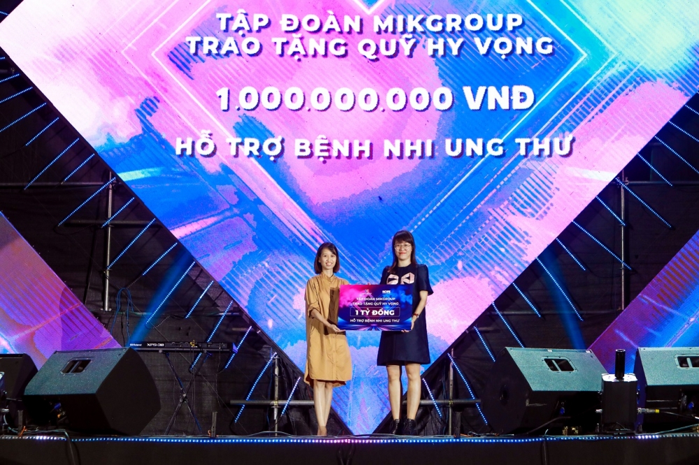 Đại diện MIKGroup (bên phải) trao tặng 1 tỷ đồng cho quỹ HOPE thực hiện chương trình hỗ trợ bệnh nhi ung thư. 