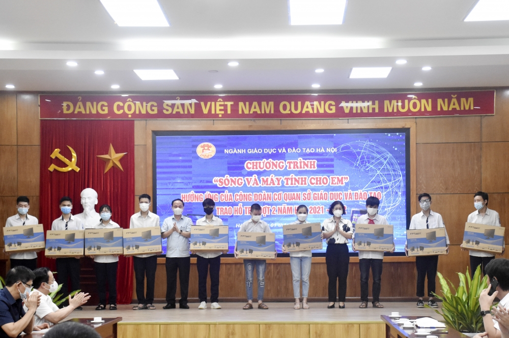 Hơn 10.000 học sinh hoàn cảnh khó khăn đã được hỗ trợ thiết bị để học trực tuyến