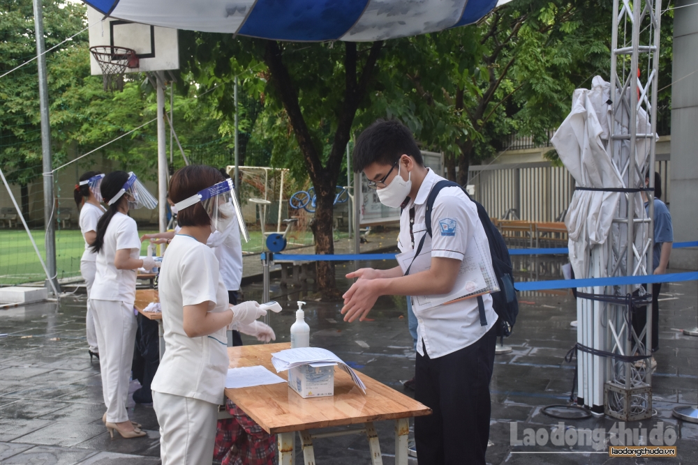 Hơn 93.000 thí sinh Hà Nội bước vào ngày thi đầu tiên kỳ thi vào tuyển sinh vào lớp 10