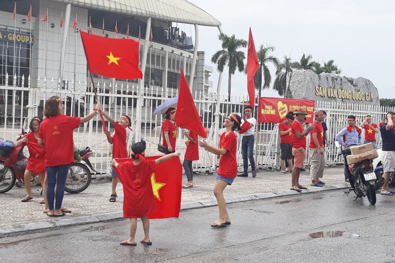 Cổ động viên Thủ đô háo hức chờ cổ vũ Olympic Việt Nam vượt “ải”