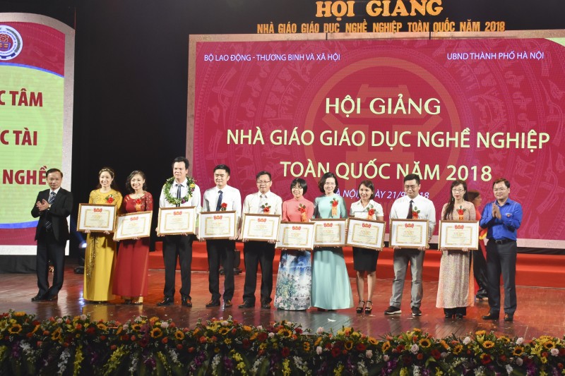 doan ha noi gianh giai nhat tai hoi giang nha giao giao duc nghe nghiep