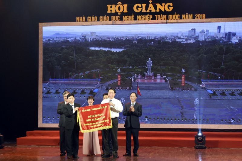 doan ha noi gianh giai nhat tai hoi giang nha giao giao duc nghe nghiep