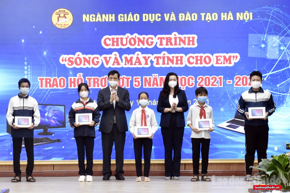 Trao hỗ trợ đợt 5 chương trình “Sóng và máy tính cho em” năm học 2021-2022